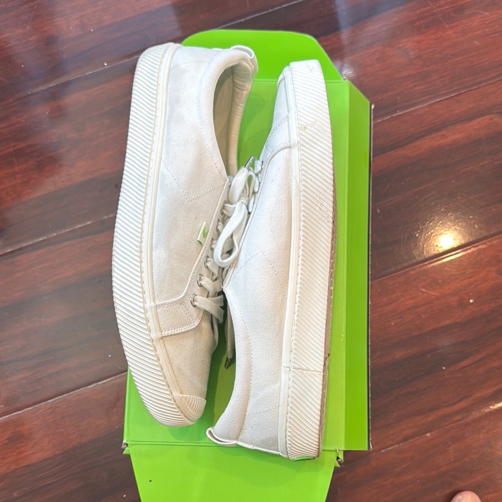 Cariuma Men's White Sneakers